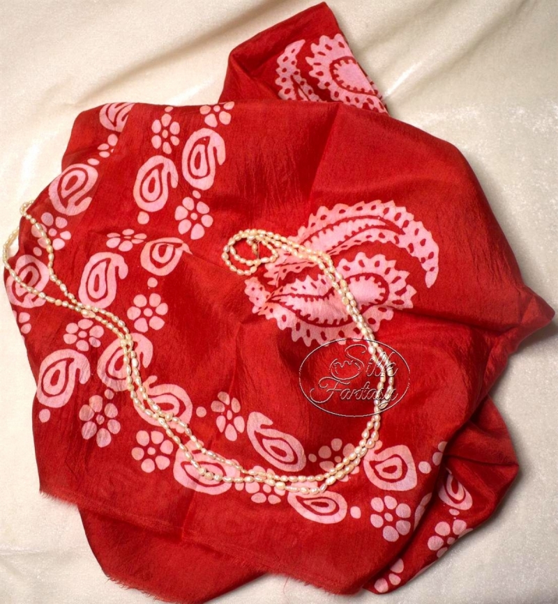 Scarf "Red color with white patterns"