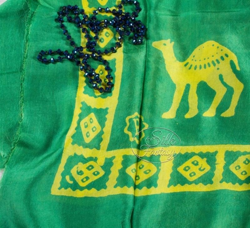 Келагаи "Желтые верблюды на зеленом фоне"