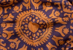 Келагаи "Интересный темный серо-синий фон и оранжево-золотые узоры"