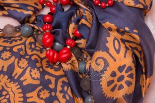 Kelagayi "The interesting dark grey-blue background and orange-golden patterns"