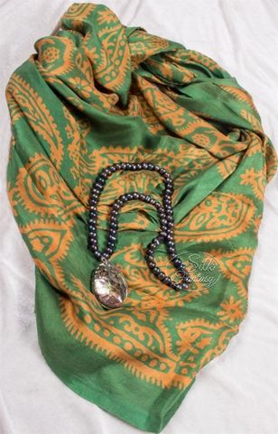 Kelagayi "Rather dark emerald with ancient gold"