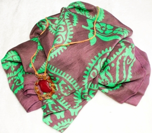 Kelagayi "Wine-coloured and emerald ornaments"