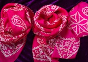 Dinge "Beautiful red color and white galib patterns"